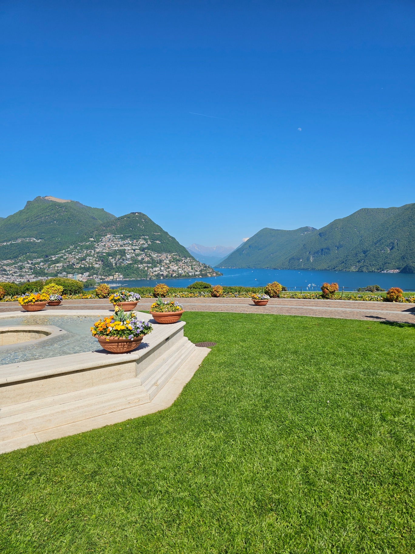 Terrazza fiorita di una residenza nel Luganese con vista sul Ceresio, San Salvatore e Monte Brè